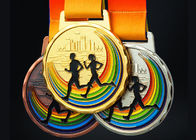 การวิ่งมาราธอนการแข่งขันเหรียญกีฬาและริบบิ้นโลหะผสมสังกะสีหลากสีสัน