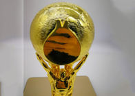 ถ้วยรางวัลถ้วยชุบทองแบบกำหนดเองพร้อมรูปปั้นที่ถือลูกบอล